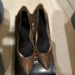 White House Black Market size 6 Portia pumps